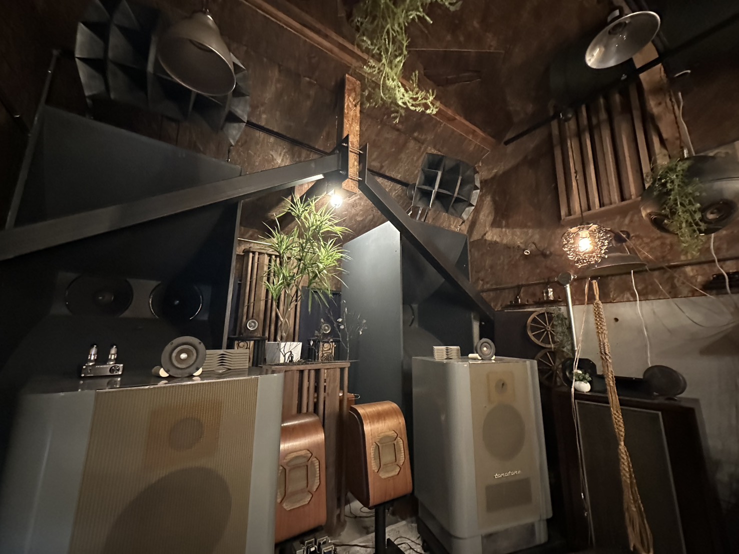 A-フレームの音の小屋、左右対称のホーンスピーカー